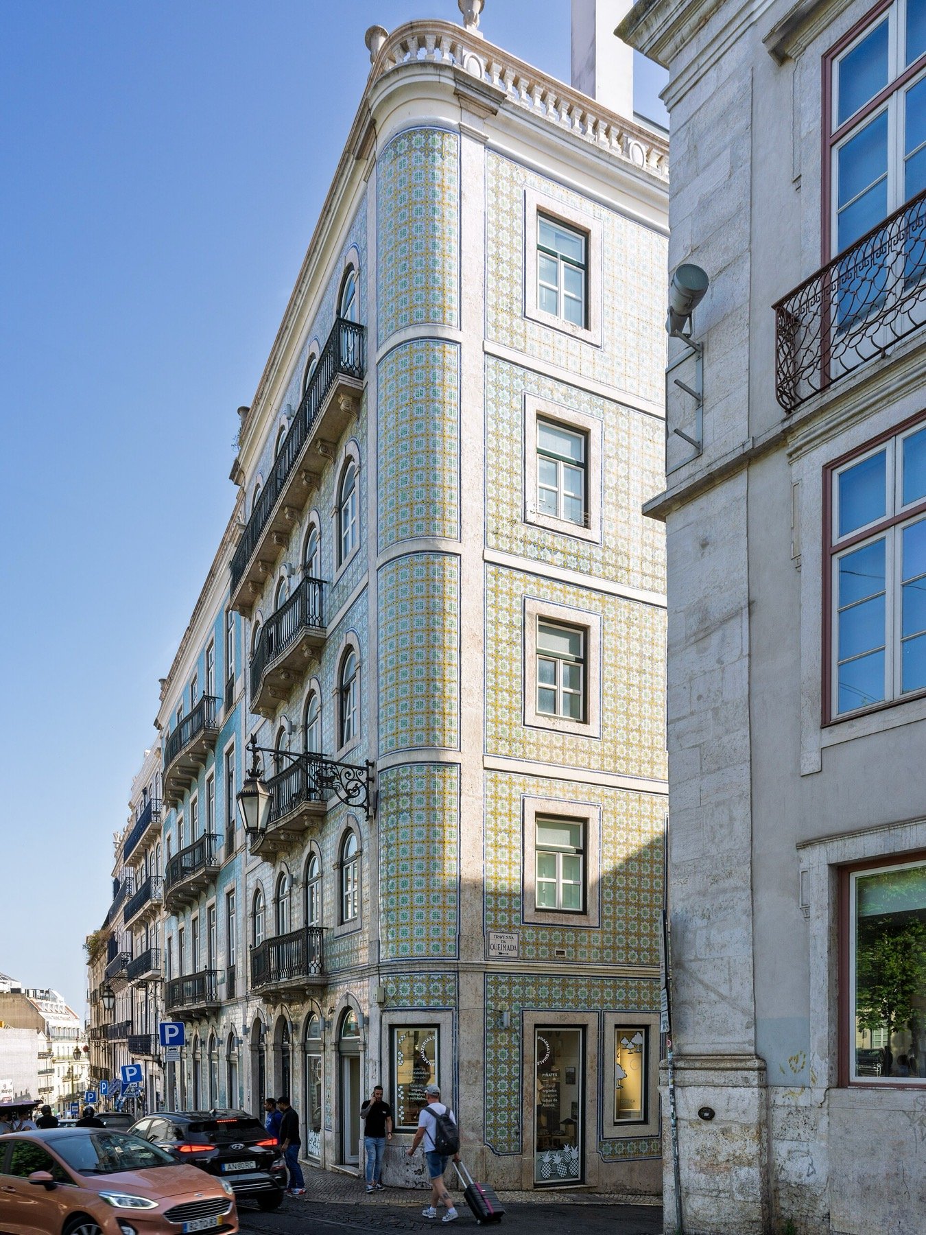 Prédio revestido a azulejo verde na Rua do Alecrim, em Lisboa