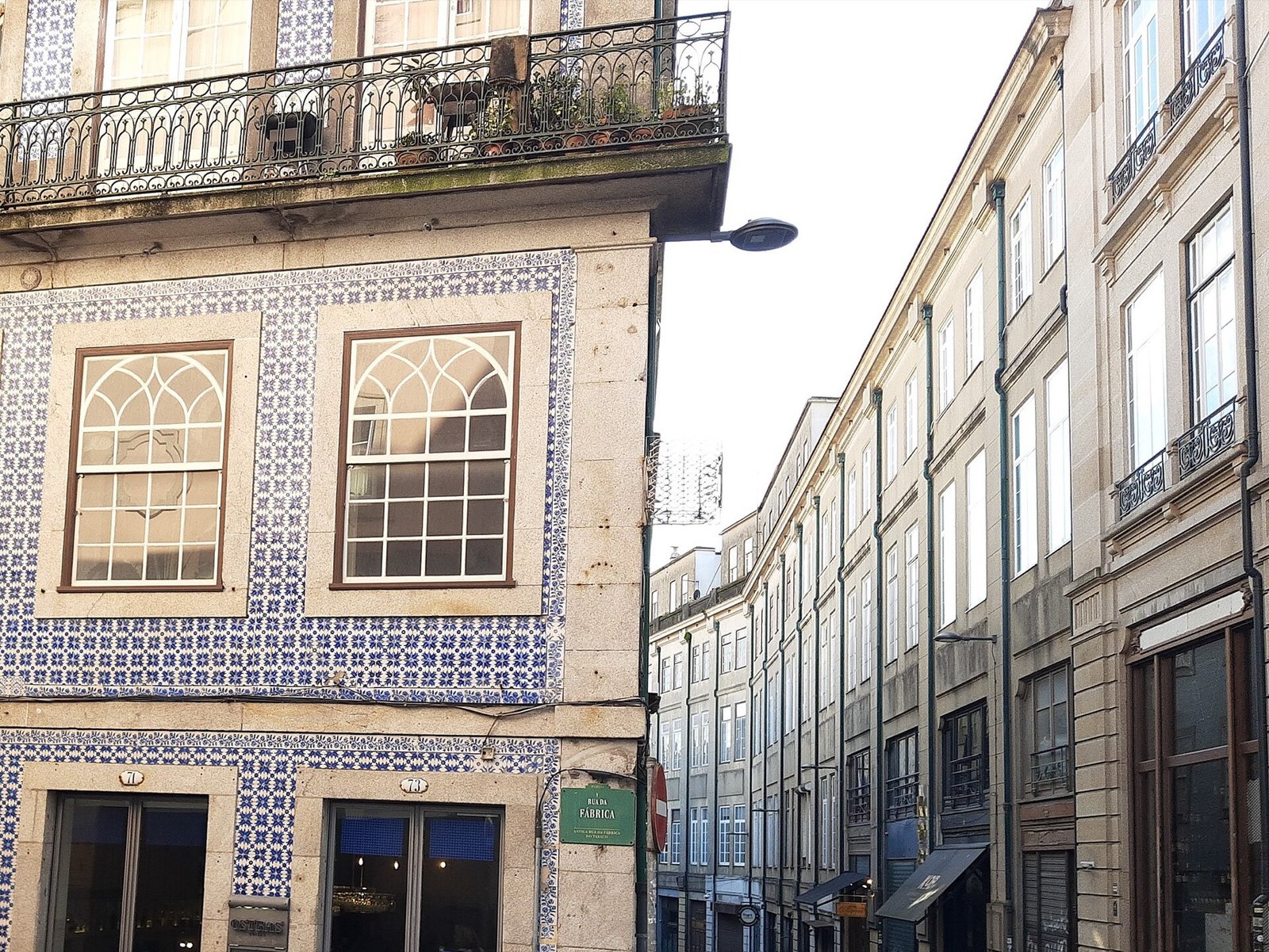 Rua do Porto com fachadas de azulejo azul e varandas de ferro